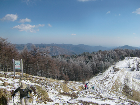 遠くの山並みを見渡せる雲取山には、整備された登山道があり、雪が残る季節にも登山客がやってきます。