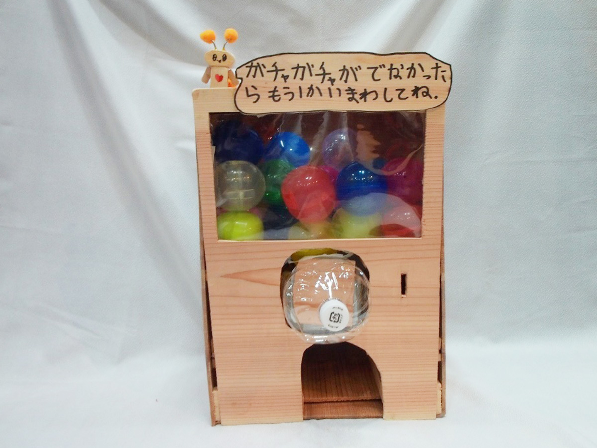 写真:木のガチャガチャ