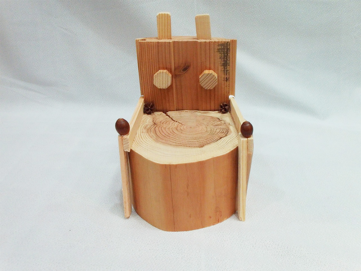 写真:森の小さなベンチ