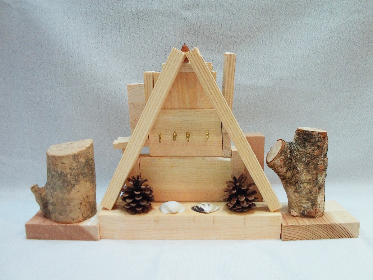 写真:木と松ぼっくりの夢の鍵掛け