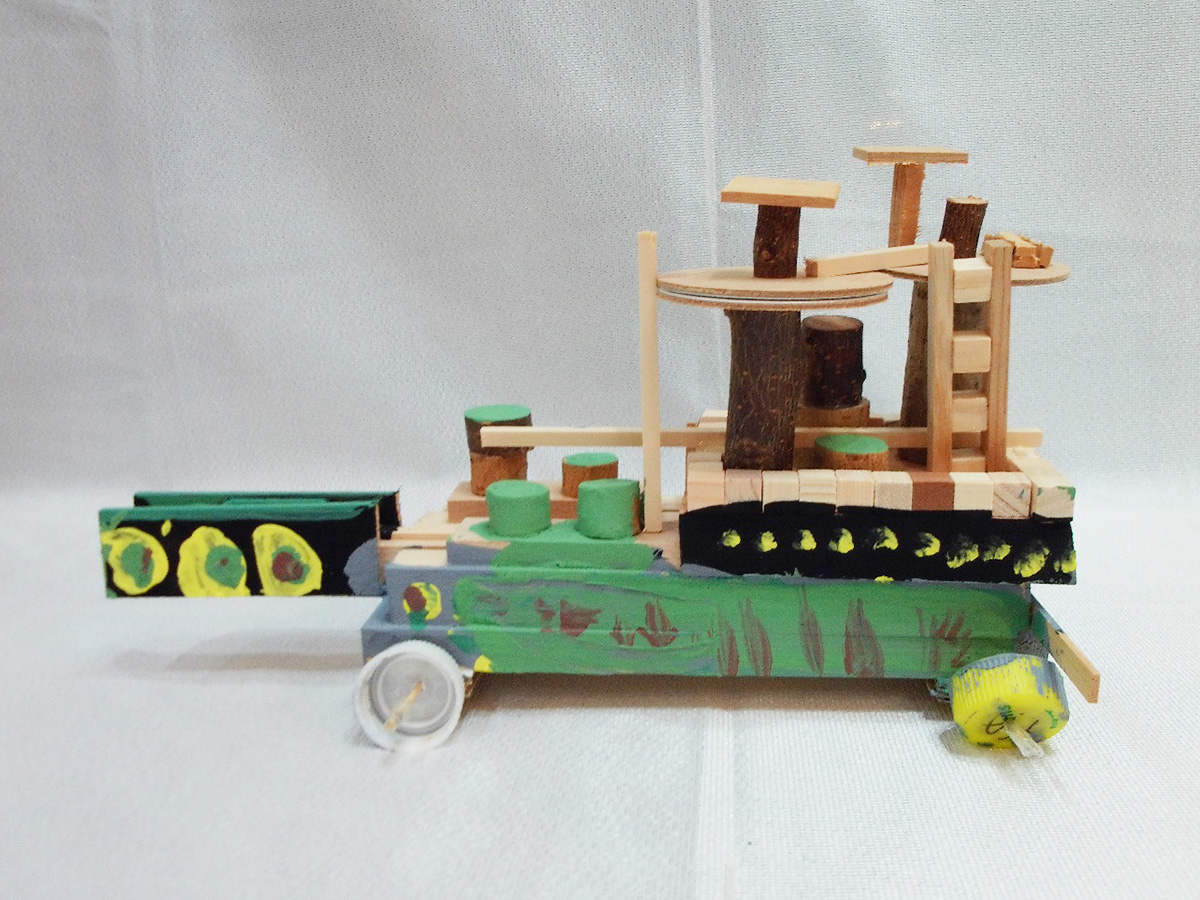 写真:キャットタワー戦車