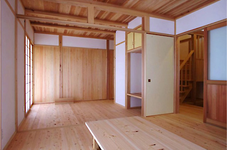 壁や床、天井、梁、階段などあらゆる場所に無垢の木材を使用した住宅の写真