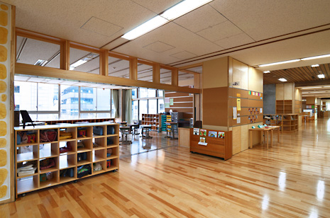 床や梁、什器などふんだんに木材を使用した小学校の写真
