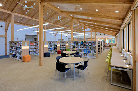 天井や柱、梁などに木材を使用した図書館の写真