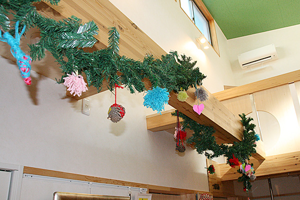 木のクリスマスオーナメント作りの写真